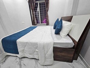 Superior Suite, Balcony, City View | Cadar kapas Mesir, peralatan tempat tidur premium, Wi-fi percuma
