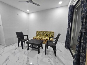 Deluxe Suite, Balcony, Garden View | Living area