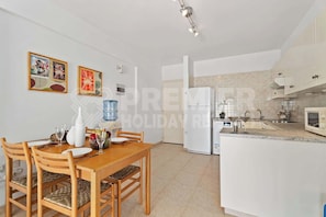 Coffee/tea maker, fridge, microwave, oven - Apartment Karlota (Paralimni)