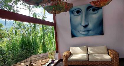 Artsy Lush Villa With Jungle Garden in the City
