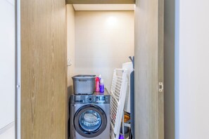 デラックス アパートメント キングベッド 1 台 バルコニー | ランドリー