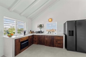 Réfrigérateur, four à micro-ondes, un four, surface de cuisson