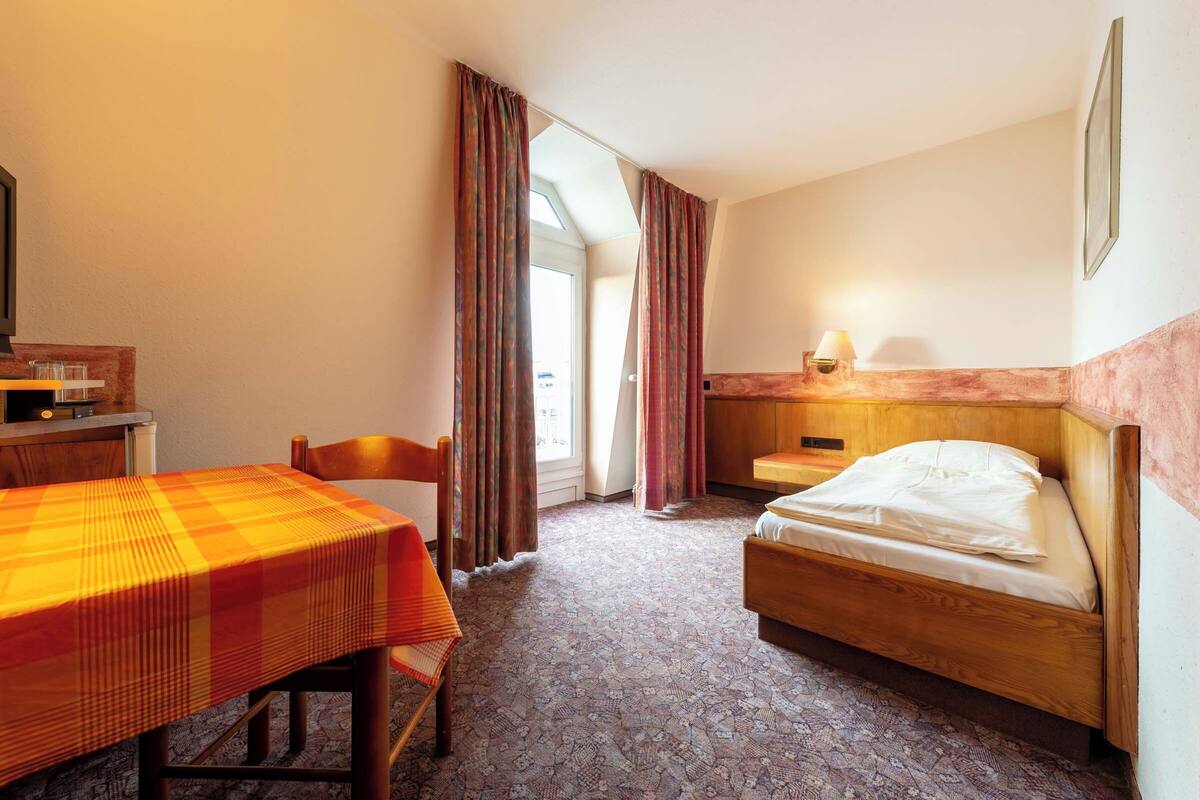 Classic Single Room, City View | Langsir/tirai gelap terus, kalis bunyi, seterika/papan seterika, Wi-fi 