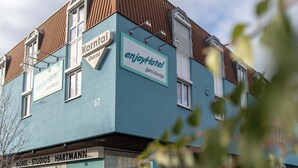 A building with signs for 'enjoyHotel' and 'Kornthal'. - enjoyHotel garni Korntal Stuttgart  (Korntal-Munchigan)