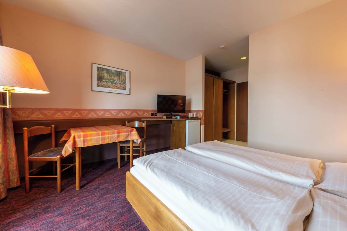 Basic Double Room, City View | Langsir/tirai gelap terus, kalis bunyi, seterika/papan seterika, Wi-fi 