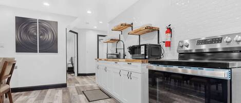 Réfrigérateur, micro-ondes, four, plaque de cuisson