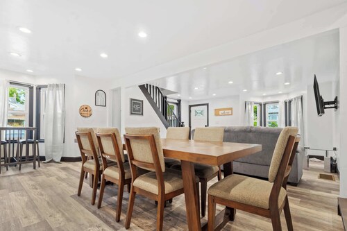 6BR Homes Perfect for Large Groups & Families Near Niagara Falls Attractions