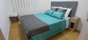 2 quartos, ferros/tábuas de passar roupa, acesso à internet
