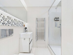 Dusche, Haartrockner, Handtücher