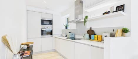 Fridge, oven, stovetop, coffee/tea maker