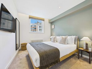 2 bedrooms, desk, iron/ironing board, travel cot