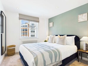 2 bedrooms, desk, iron/ironing board, travel cot - Chic and cosy apartment near Borough Market (Greater London)