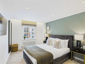 2 habitaciones, escritorio y tabla de planchar con plancha 