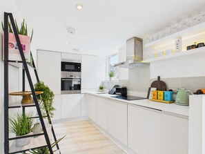 Refrigerador, horno, parrilla de estufa y cafetera y tetera 