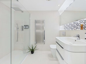 Regadera, secadora de cabello, toallas 