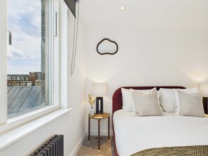 2 habitaciones, escritorio y tabla de planchar con plancha 
