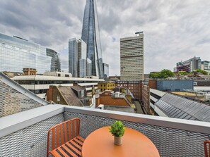 Outdoor dining - Sleek and Modern Penthouse beside Borough Market (Greater London)