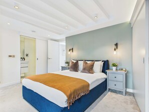 2 bedrooms, desk, iron/ironing board, travel cot - Sleek and Modern Penthouse beside Borough Market (Greater London)