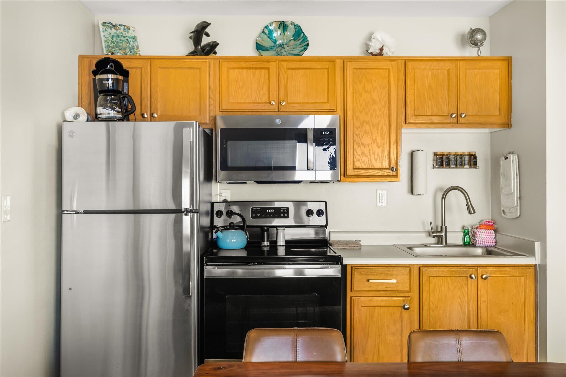 Refrigerador, microondas, horno y parrilla de estufa 