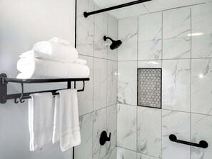 Shower, hair dryer, towels, shampoo - Oceanfront Studio - Ground Floor - Sleeps 4 (Lincoln City)