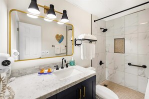 Douche, sèche-cheveux, serviettes fournies