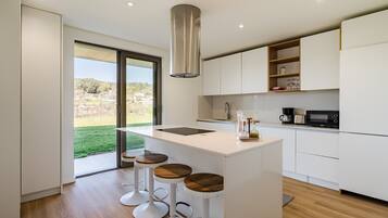 Een koelkast, een magnetron, een kookplaat, een vaatwasser