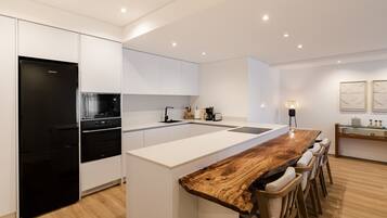 Réfrigérateur, four à micro-ondes, surface de cuisson, lave-vaisselle