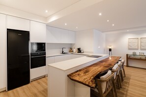 Réfrigérateur, micro-ondes, plaque de cuisson, lave-vaisselle