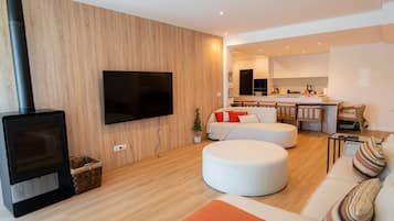 TV, fireplace