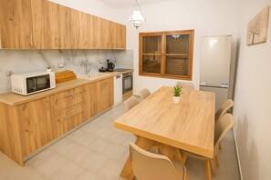 Fridge, microwave, oven, coffee/tea maker