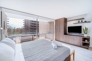 Tabla de planchar con plancha, wifi y ropa de cama 