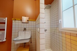 Shower, hair dryer, towels, shampoo - JOIVY Delightful 1-bed studio w/ shared co-working (Paris)
