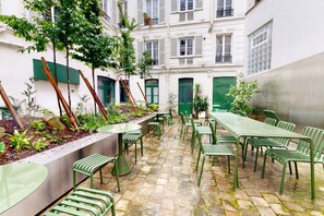 Outdoor dining - JOIVY Delightful 1-bed studio w/ shared co-working (Paris)