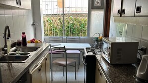 Microwave, oven, stovetop - Room with private bathroom. Excellent location steps from the beach. (Valparaíso)