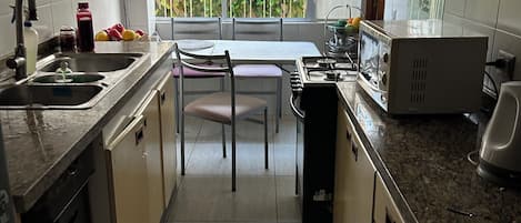 Microondas, horno y parrilla de estufa