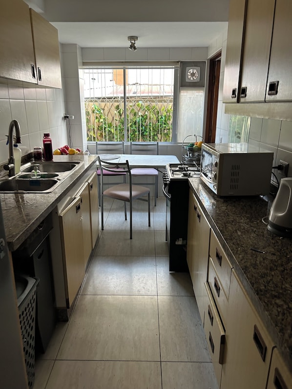 Microondas, horno, placa de cocina