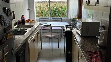 Micro-ondes, four, plaque de cuisson