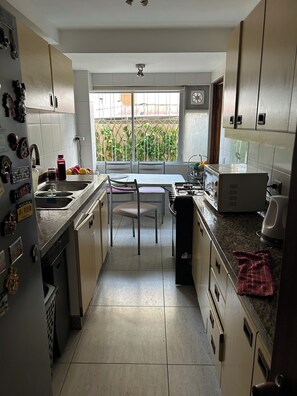 Microondas, horno, placa de cocina