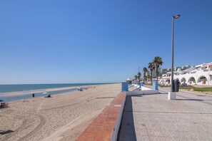 Beach nearby - Holiday Home 'Primera Linea En Matalascañas' with Sea View, Wi-Fi and Air Conditioning (Almonte)