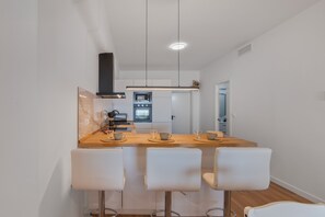 Fridge, microwave, oven, stovetop - Holiday Home 'Primera Linea En Matalascañas' with Sea View, Wi-Fi and Air Conditioning (Almonte)