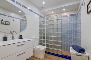 Shower, hair dryer, towels - Holiday Home 'Primera Linea En Matalascañas' with Sea View, Wi-Fi and Air Conditioning (Almonte)