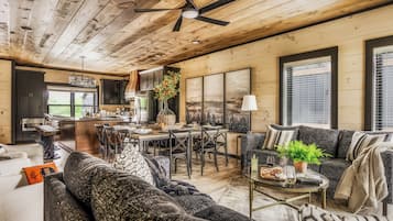 Presidential-Ferienhütte, 5 Schlafzimmer, eigener Pool, Bergblick | Wohnzimmer