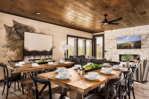 Luxury Cabin, 6 Bedrooms, Private Pool, Mountain View | Dining room