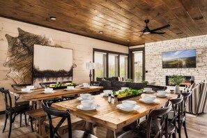 Luxury-Ferienhütte, 6 Schlafzimmer, eigener Pool, Bergblick | Esszimmer