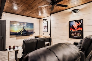 Cabane Luxe, 6 chambres, piscine privée, vue montagne | Télévision