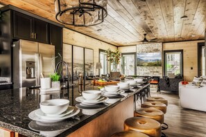 Presidential-Ferienhütte, 5 Schlafzimmer, eigener Pool, Bergblick | Esszimmer