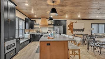 Cabaña de lujo, 6 habitaciones, alberca privada, vista a la montaña | Área de sala de estar
