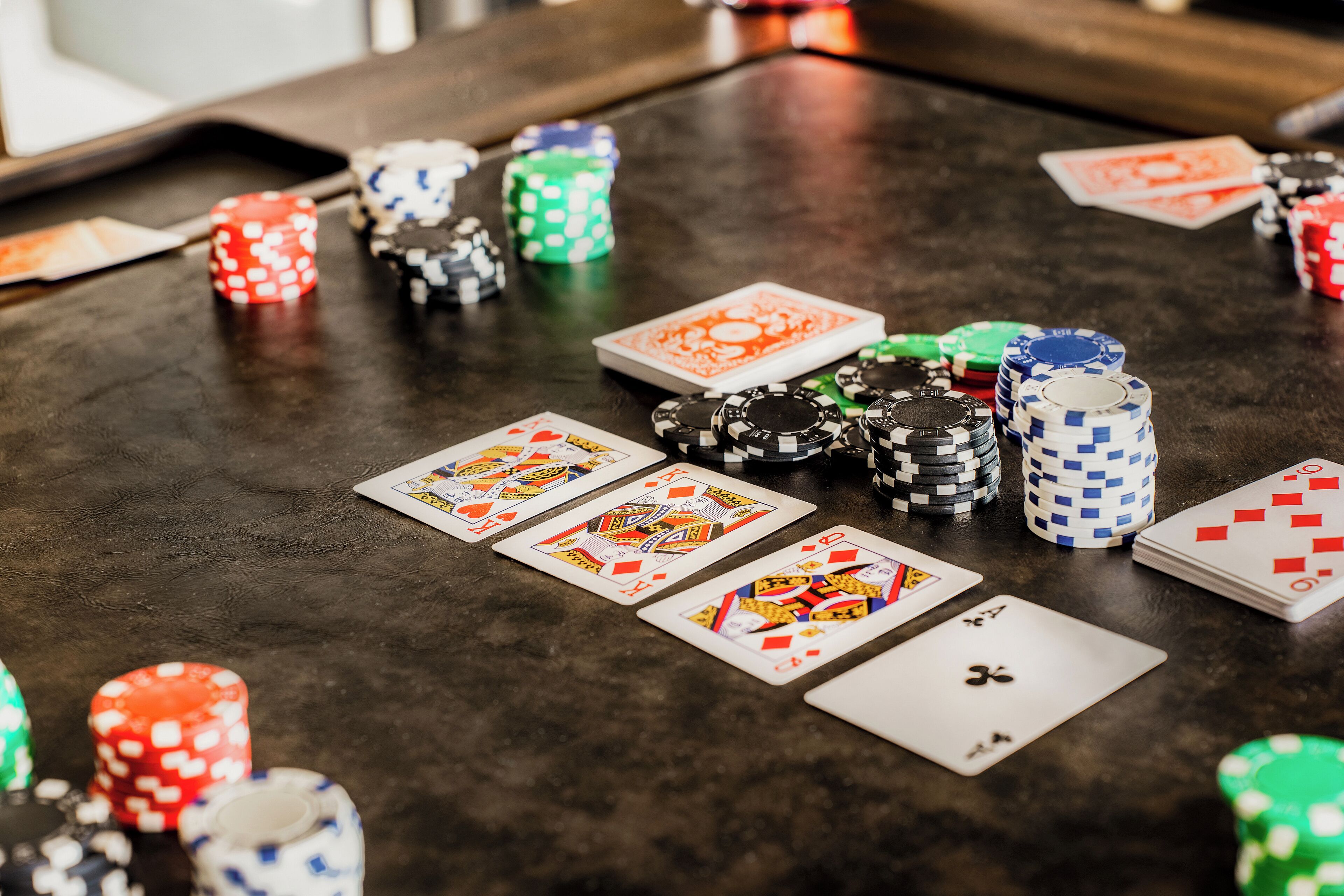 Une table de poker avec des jetons et des jeux de cartes.