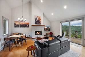 Een smart-tv, een open haard en boeken