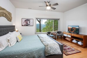 2 bedrooms, free WiFi, bed sheets - Acorn Ridge: Scenic mountain retreat with hot tub, panoramic views, and classic (Ferguson)